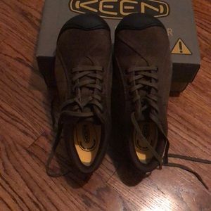 Women’s steel toed keen hiking shoes. New! Never been worn